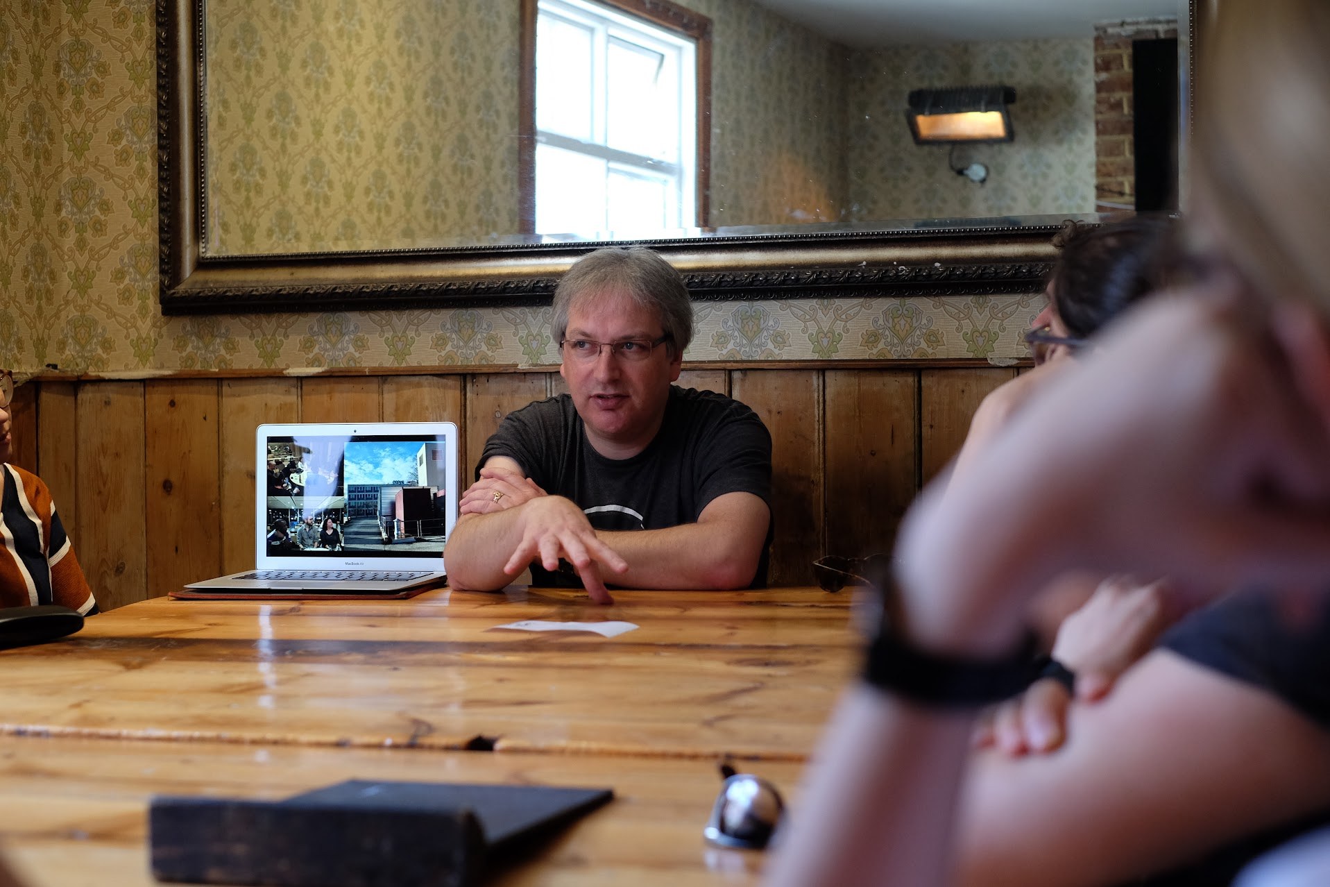 Jeremy Keith explaining the open Web to COS students (Pub in Brighton, May 2019)